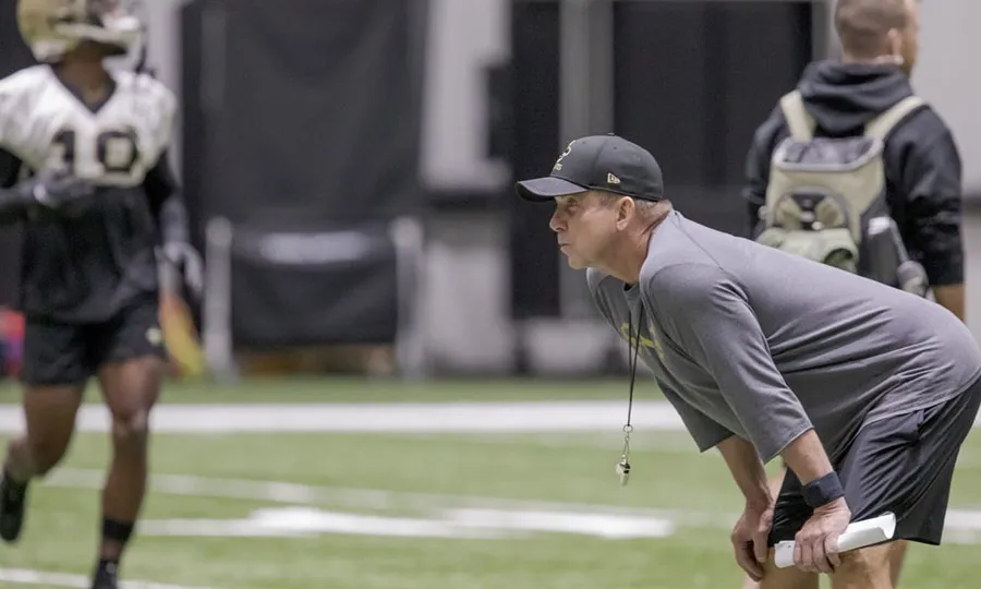 Sean Peyton en práctica de los Saints