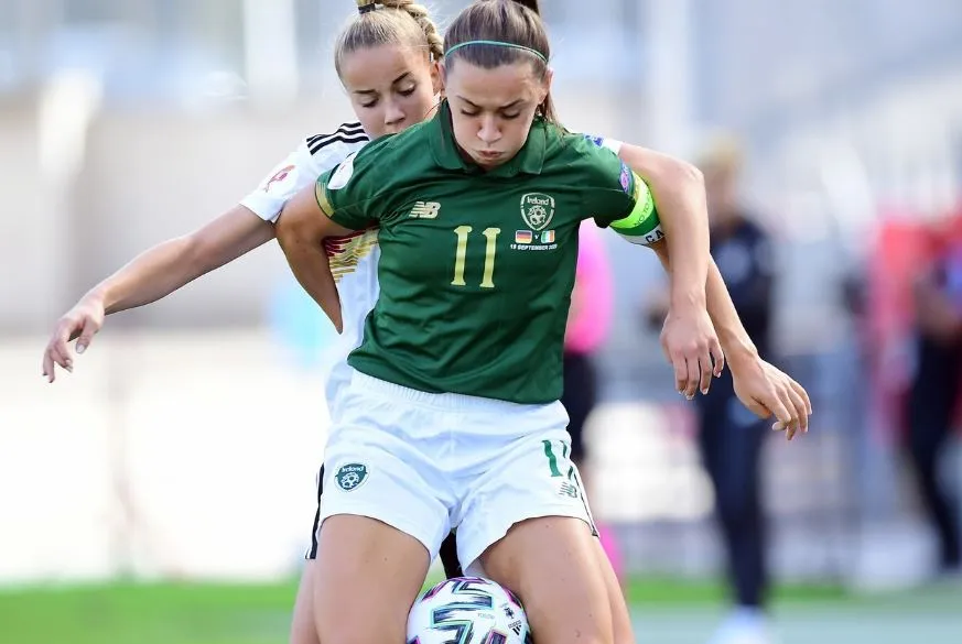 ESPECIAL Katie McCabe, en acción con Irlanda