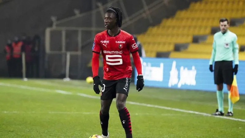 Eduardo Camavinga durante un duelo con el Rennes