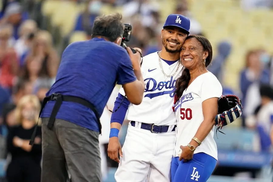 AP Mookie Betts junto a su madre