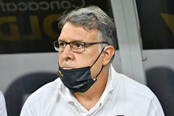 IMAGO 7 Tata Martino observa un partido del Tri