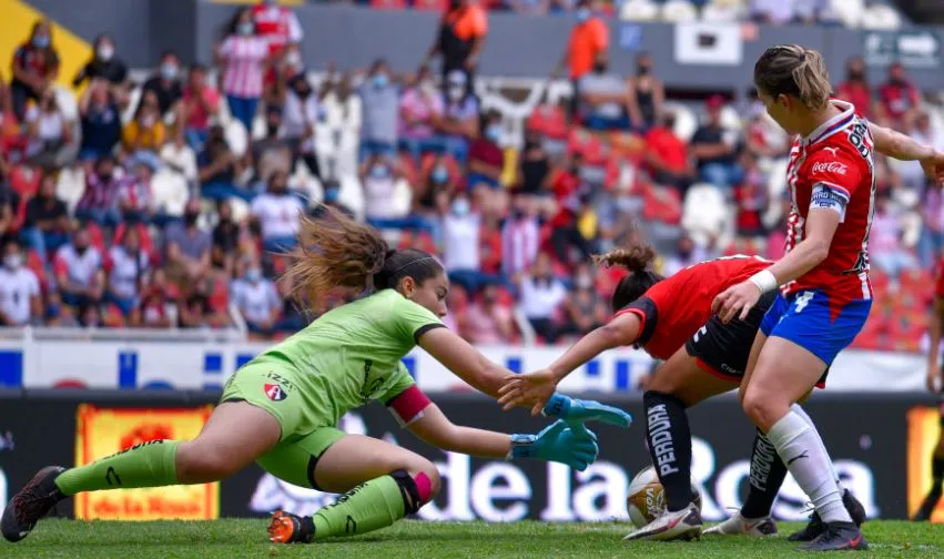 IMAGO7 Ana Gaby Paz en acción en Clásico Tapatío