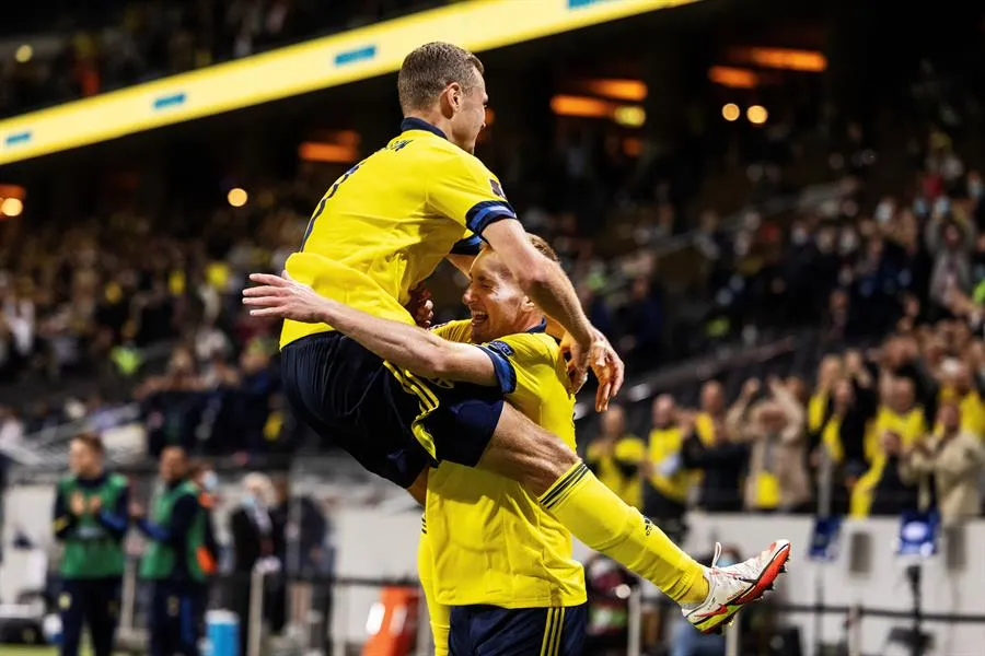 Jugadores suecos celebran gol vs España
