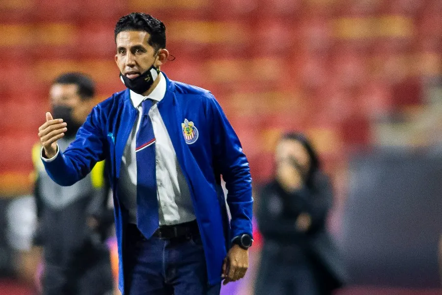 IMAGO7 Edgar Mejía durante un partido con Chivas Femenil