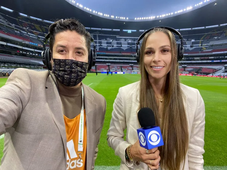 Janelly Farías junto a Wiso Vásquez en el Azteca