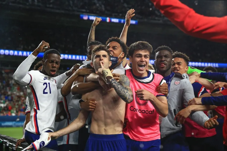 Jugadores de Estados Unidos celebrando un gol vs México