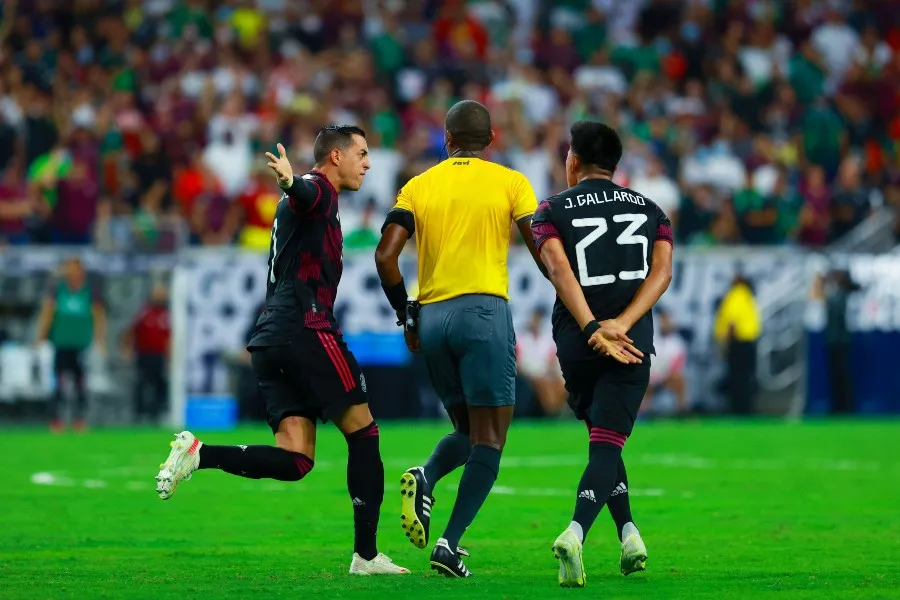 Jugadores mexicanos le reclaman un árbitro