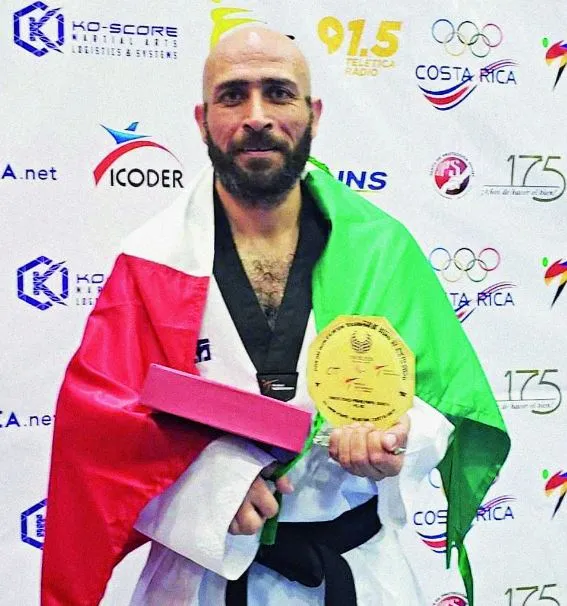 CONADE Francisco Pedroza con la bandera de México