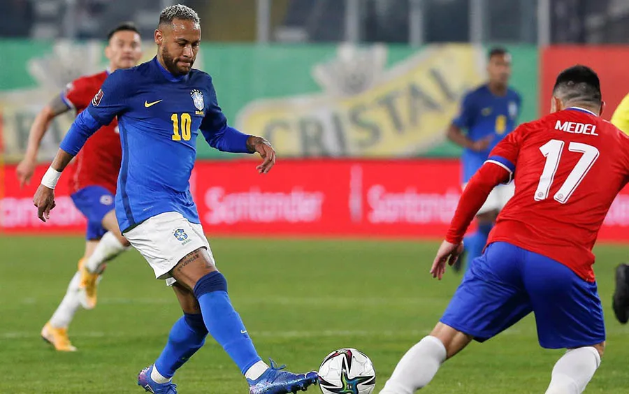 El brasileño encara a Gary Medel