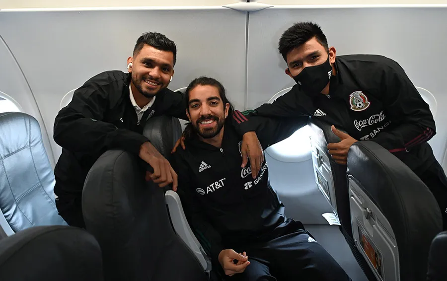 TWITTER @miseleccionmx Jesús Manuel Corona, Rodolfo Pizarro y Jesús Gallardo en el avión rumbo a Costa Rica