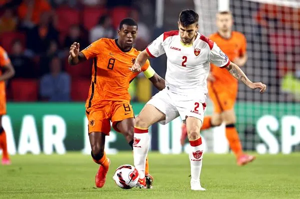 EFE Georginio Wijnaldum en acción frente a Montenegro