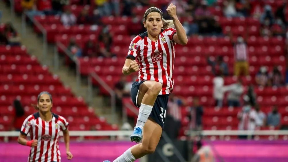 Licha Cervantes en partido con Chivas