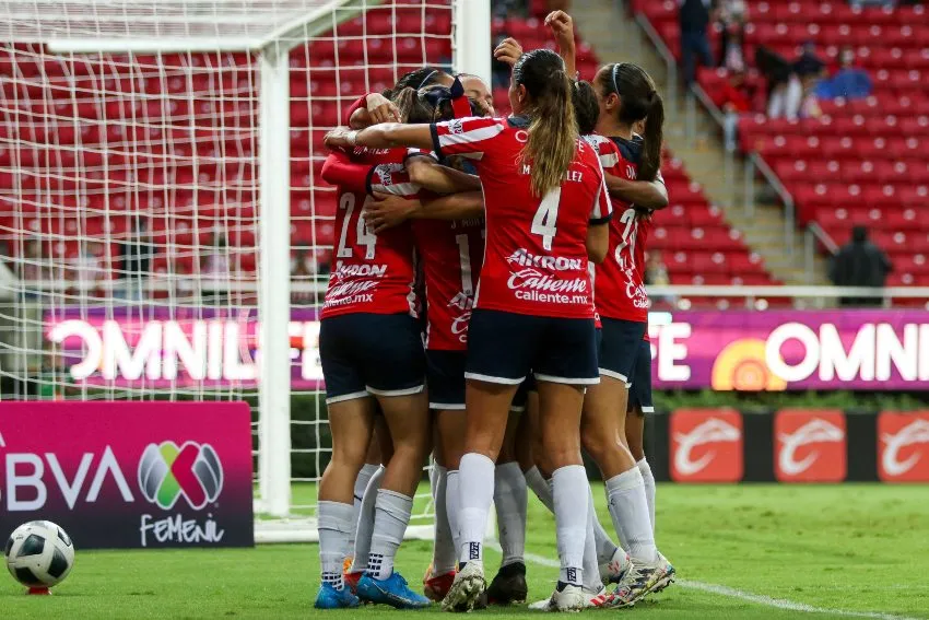 Jugadoras de Chivas festejando un gol a favor