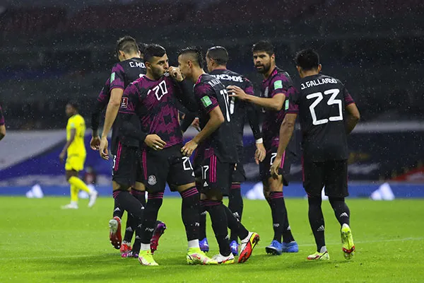 Jugadores del Tri festejan uno de los goles vs Jamaica