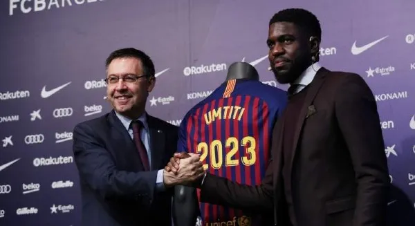 EFE Samuel Umtiti en su renovación con el Barcelona