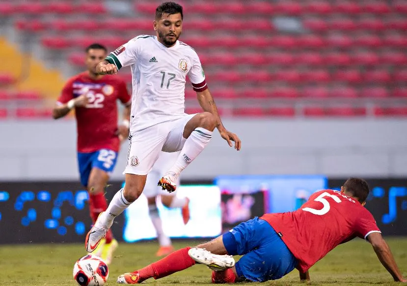 Tecatito Corona en acción con el Tri