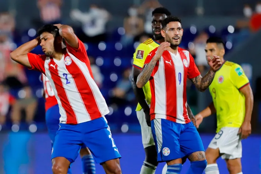 EFE Robert Rojas y Sanabria tras una jugada de peligro de Paraguay