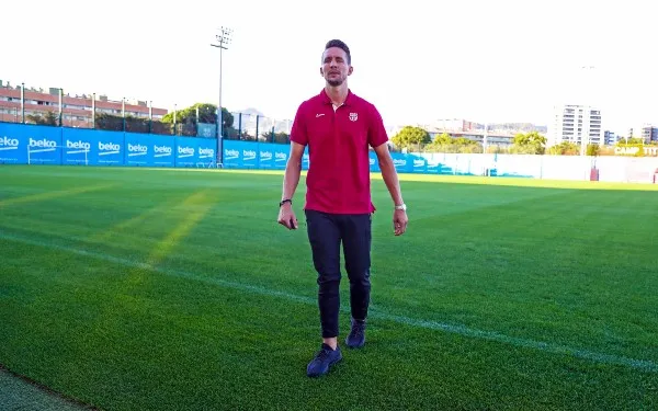 TWITTER @FCBarcelona_es Luuk de Jong en la cancha de la Ciutat Esportiva Joan Gamper