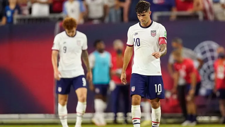 AP Jugadores de EU, cabizbajos tras el empate en casa