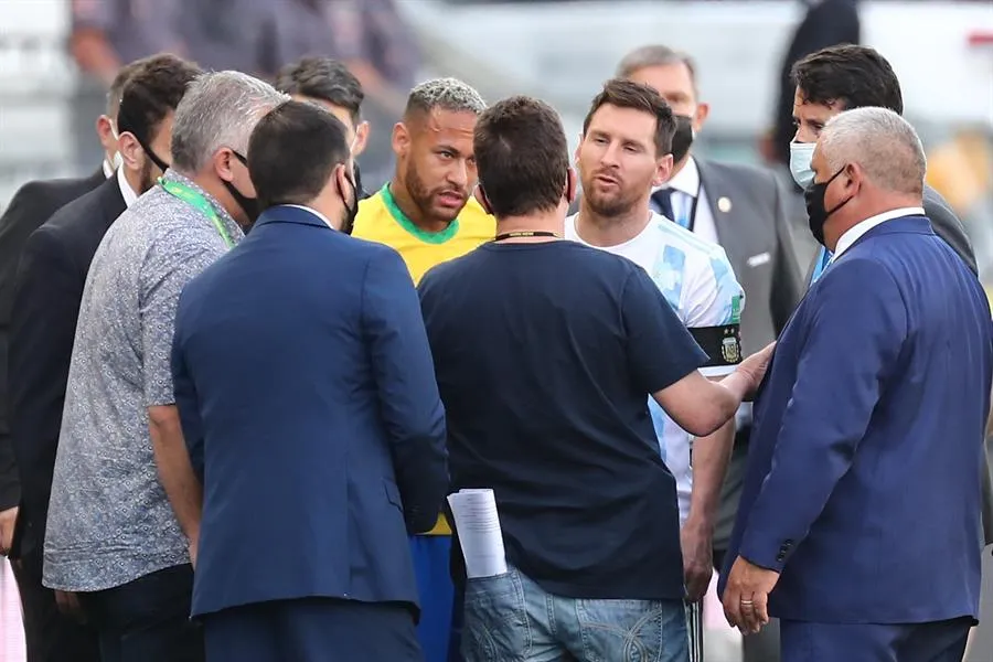 Neymar y Messi hablando con las autoridades