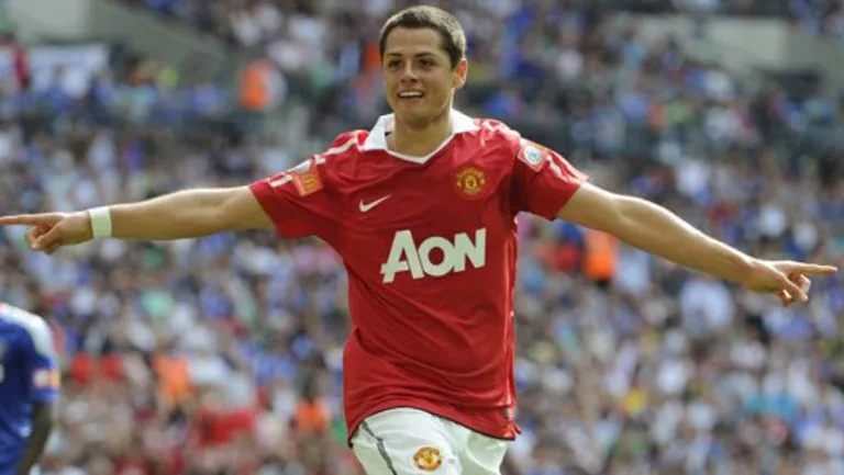 Chicharito festeja un gol con el Manchester United