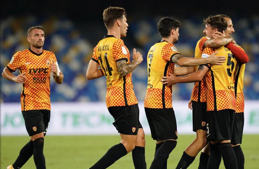 Jugadores del Benevento celebran gol al Napoli