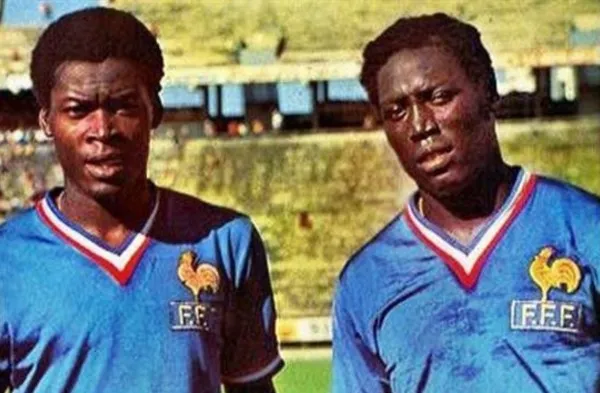 Maurius Trésor junto a Jean-Pierre Adams en la Selección de Francia