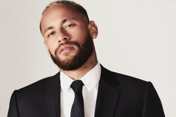 Neymar posa con la vestimenta Dior