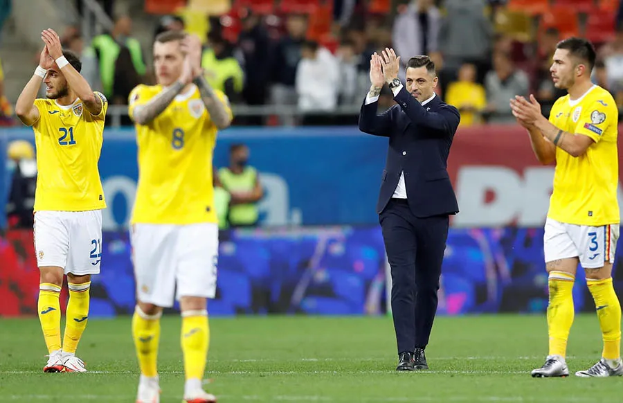 EFE Técnico y juagdores rumanos tras vencer a Liechtenstein