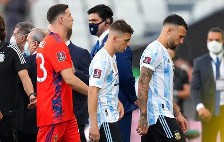 Jugadores argentinos se retiran de la cancha en Brasil