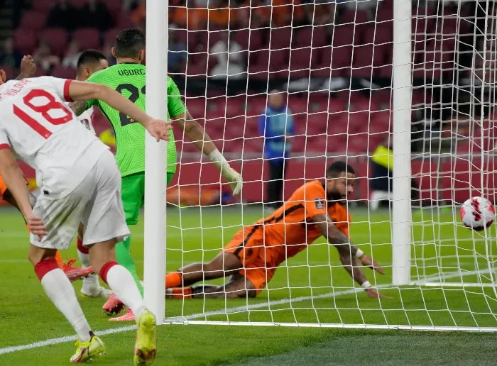 AP Memphis Depay en acción con Países Bajos