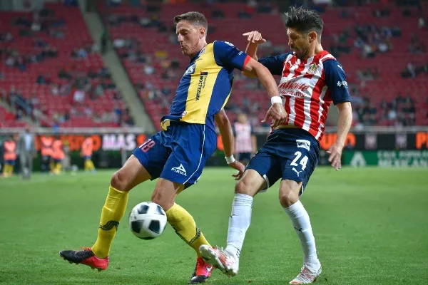 Oribe Peralta en marca a Andrés Vombergar