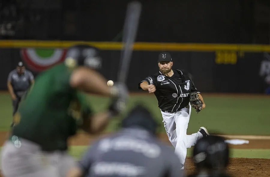 Michael Devine lanza a Luis Juárez