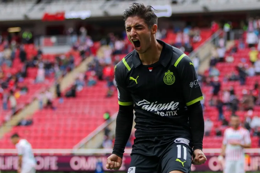 Isaac Brizuela durante un partido con Chivas