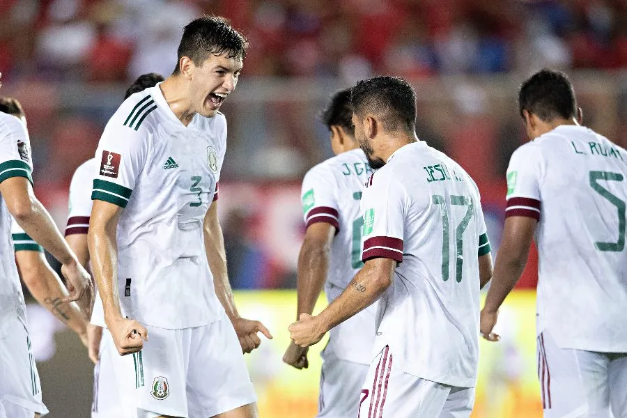 Corona y Montes celebran gol del empate vs Panamá