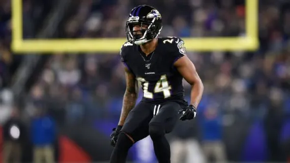 Marcus Peters durante un partido con los Ravens