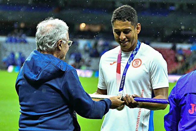 Romo, reconocido en el Azteca por el Bronce en Tokio 2020