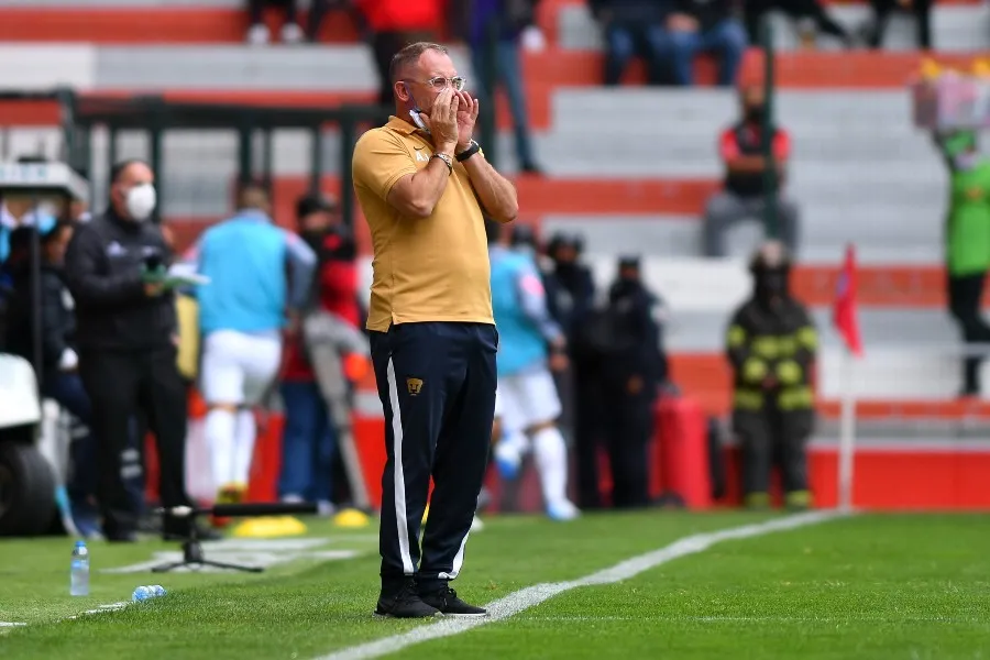 Andrés Lillini durante un partido con Pumas