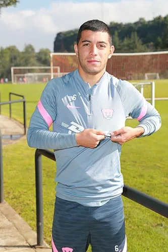 El mediocampista muestra con orgullo el escudo de Pumas