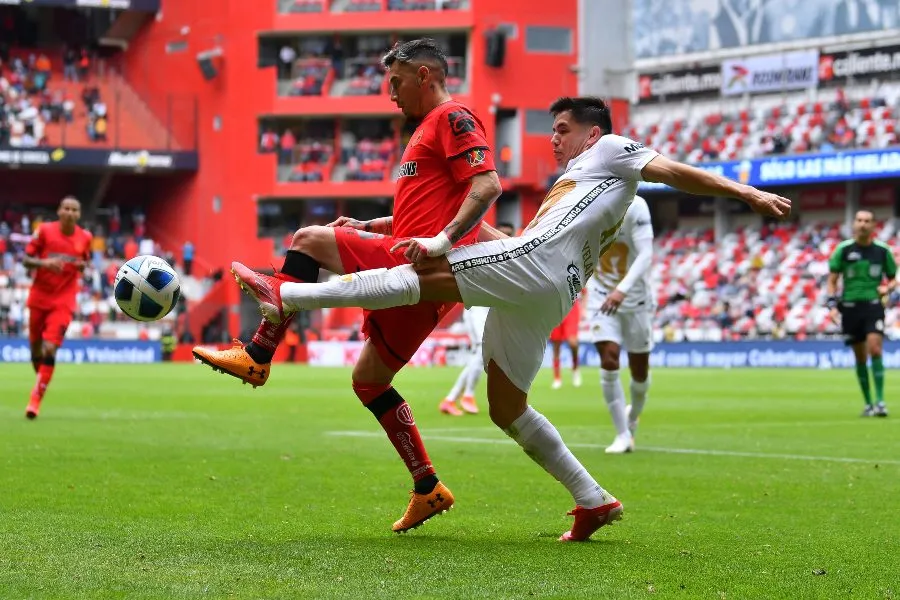 IMAGO7 Efraín Velarde durante un partido con Pumas