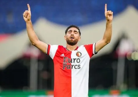 INSTAGRAM: @alirezajb_official Jahanbakhsh en festejo de gol