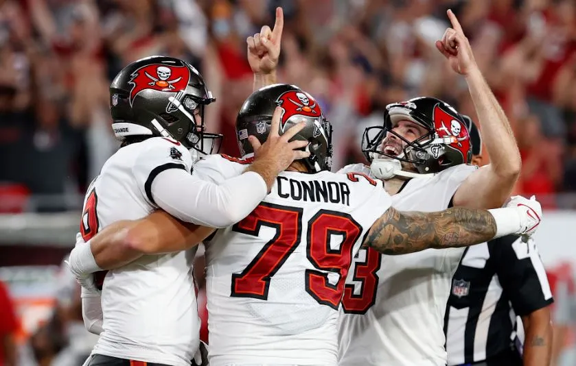 Ryan Succop es felicitado por sus compañeros