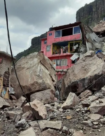 INSTAGRAM @lopezdoriga Toneladas de escombro en las faldas del cerro del Chiquihuite