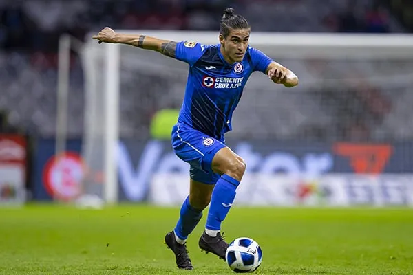 El defensa en un partido con Cruz Azul