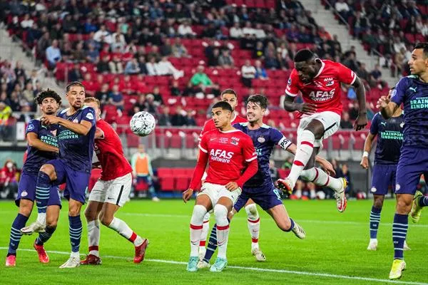 EFE PSV mantiene el paso perfecto