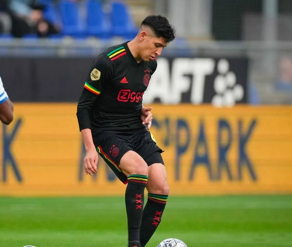 Edson Álvarez durante el partido con Ajax