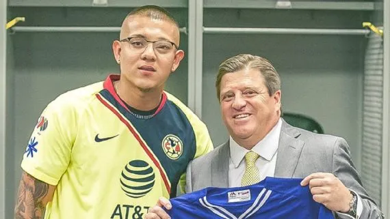 Urías posando con el jersey del América junto a Herrera