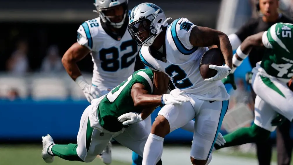 AP Los jugadores de los Jets y Panthers disputando el balón