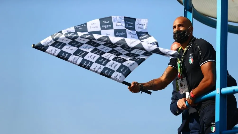 Jacobs con la bandera a cuadros