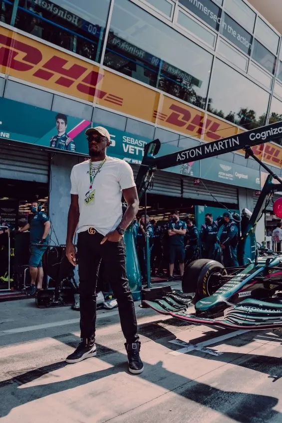 Bolt con el equipo de Aston Martin